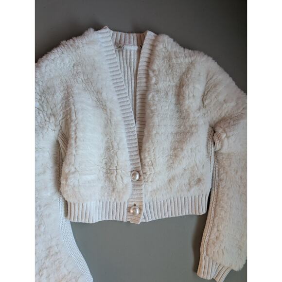 NWOT Alice + Olivia Casilda Faux Fur Cropped Cardigan Sweater XS Cream #2D433 - Picture 5 of 9